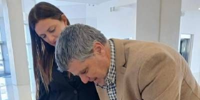 Mendelovich firm convenio y bajo los impuestos en la boleta de luz de Gral. Campos.