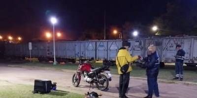 Un motociclista impacto contra una formacin ferroviaria.