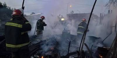 Las llamas consumieron una vivienda de madera en poco minutos.