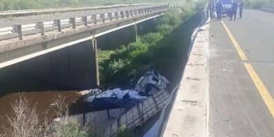Un camin cay desde un puente a un arroyo en la autova 14 y hospitalizaron al conductor 