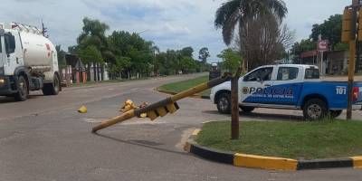 Un camin choco un semforo y huyo, fue interceptado en Rosario del Tala.