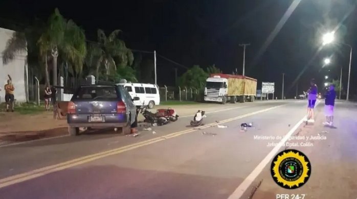 Hospitalizaron a un joven motociclista que choc� contra un auto en Col�n y sufri� graves lesiones