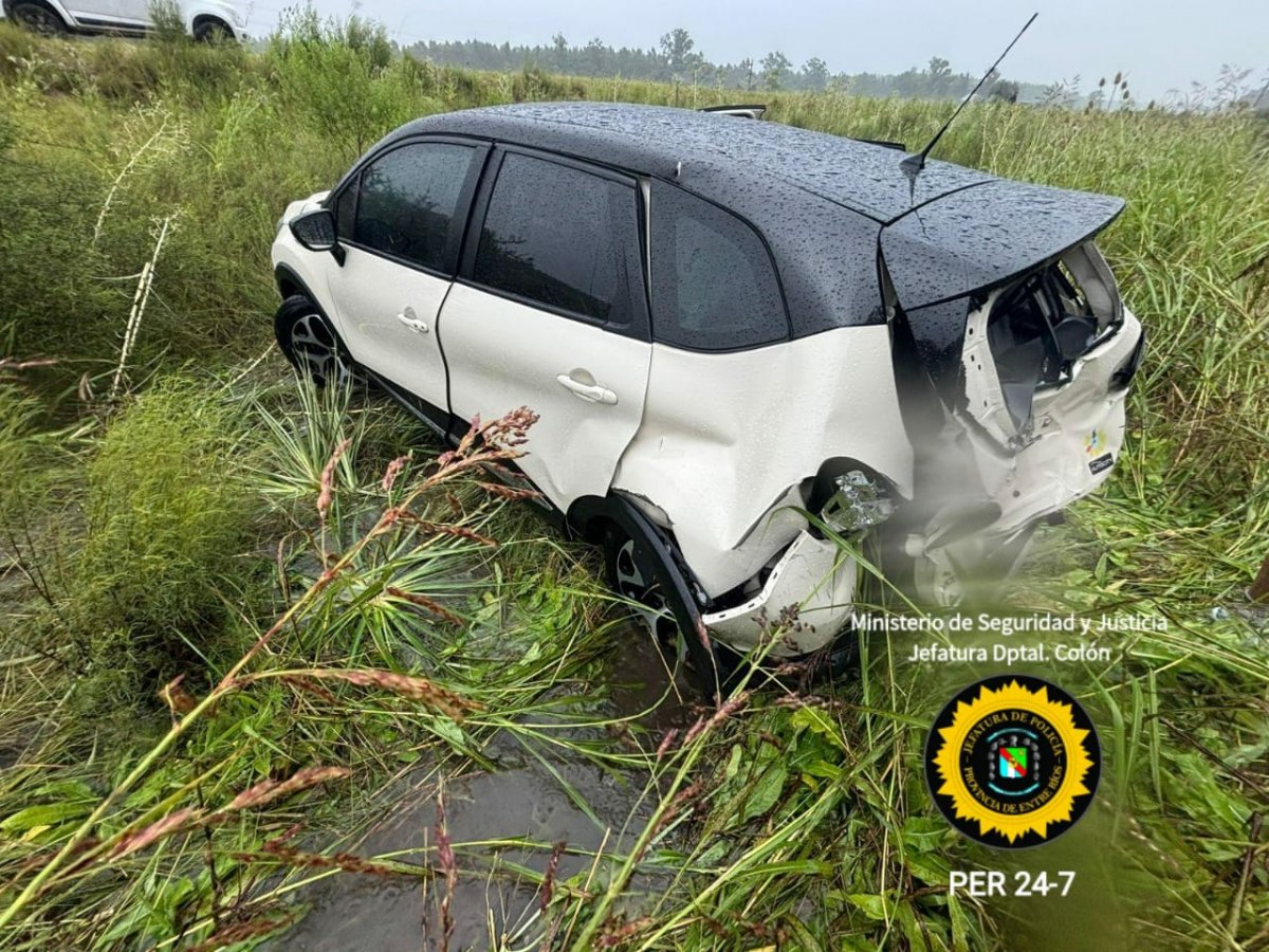 Fuerte impacto entre una camioneta y un autom�vil. 