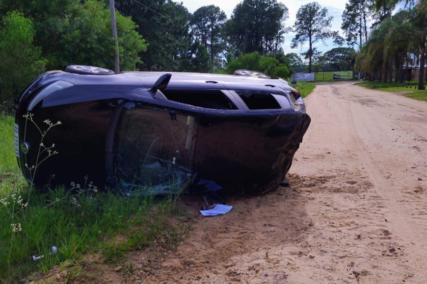 Dos  joven fueron internados luego de volcar el auto en que circulaban.