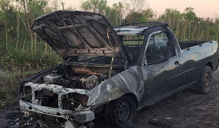 Una camioneta fue consumida por las llamas.