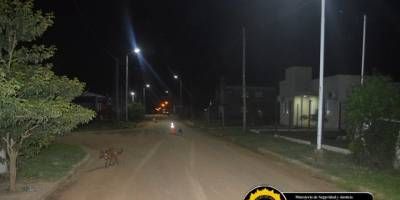 Una mujer result con lesiones graves tras la colisin entre un auto y una moto.