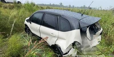 Fuerte impacto entre una camioneta y un autom�vil. 