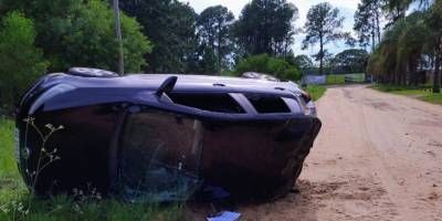 Dos  joven fueron internados luego de volcar el auto en que circulaban.