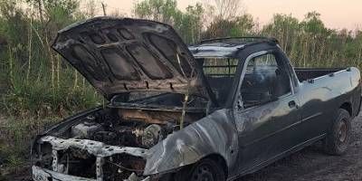 Una camioneta fue consumida por las llamas.