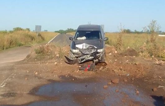 Autom�vil choc� contra un mont�culo de tierra en la autov�a no habilitada.