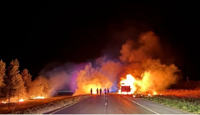 Se incendi� por completo un cami�n que transportaba madera en la autov�a nacional 14.