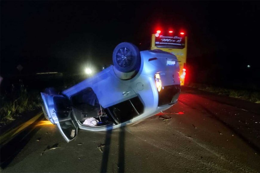 Un autom�vil volc� y quedo las 4 rudas para arriba.