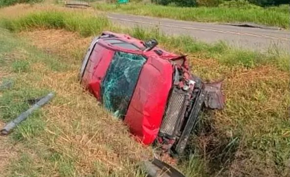Camioneta cay� a una zanja tras despiste en Ruta 18