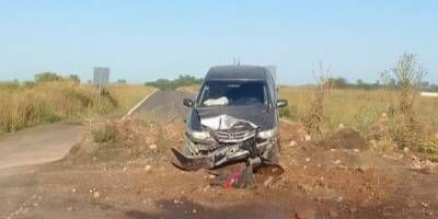 Autom�vil choc� contra un mont�culo de tierra en la autov�a no habilitada.