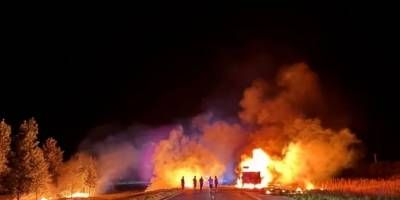 Se incendi� por completo un cami�n que transportaba madera en la autov�a nacional 14.