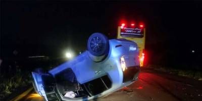 Un autom�vil volc� y quedo las 4 rudas para arriba.