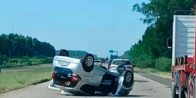 Un conductor perdi� el control del auto y volc� en la Autov�a Artigas