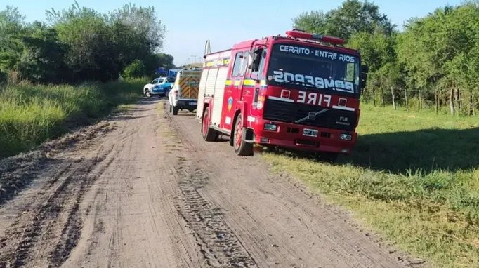 El cuerpo calcinado dentro de un auto en Cerrito ser�a de un joven de 25 a�os.