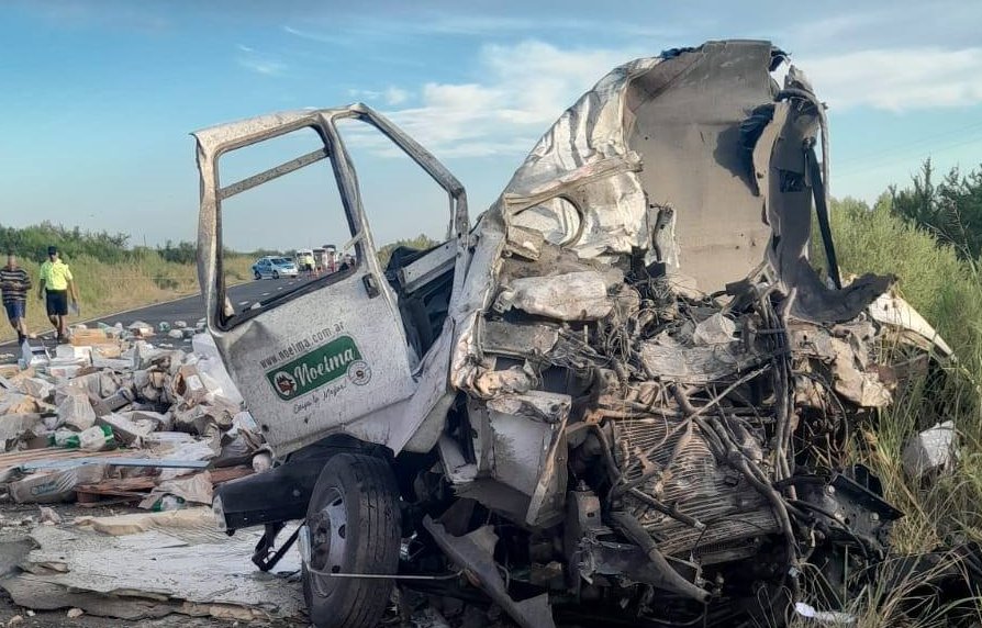 Choque de camiones deja una persona fallecida.