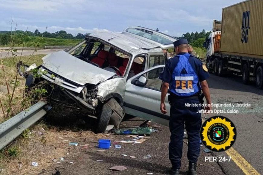 Veh�culo utilitario pis� la banquina, volc� y termin� apoyado sobre sus ruedas en el guardarrail.