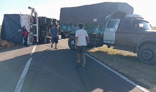 Un cami�n cargado con c�tricos volc� el acoplado en ruta 18.