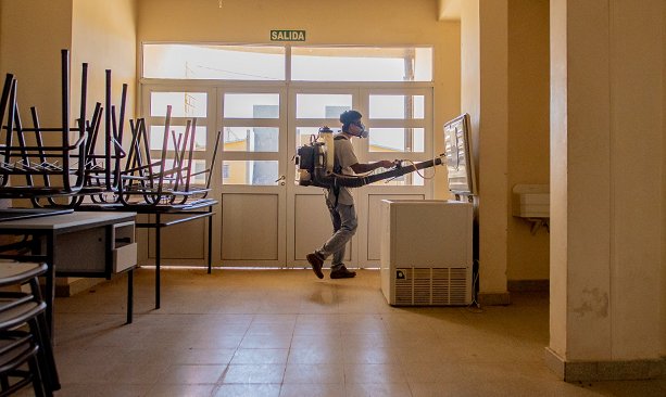 La municipalidad realiza un operativo de desinfecci�n en las escuelas.