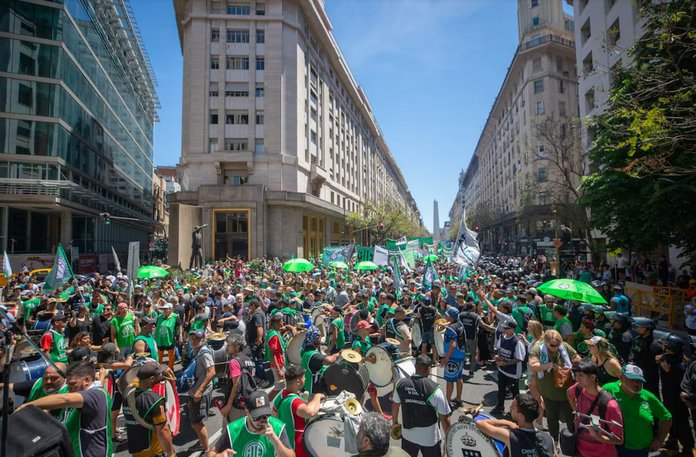 El Gobierno descontar� el d�a a los estatales que se adhieran al paro nacional contra la reforma laboral 