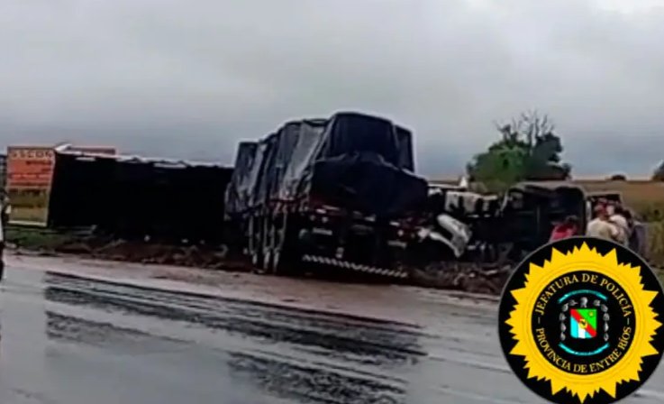 Fuerte choque entre dos camiones en la Autov�a 14 tras una maniobra de sobrepaso.