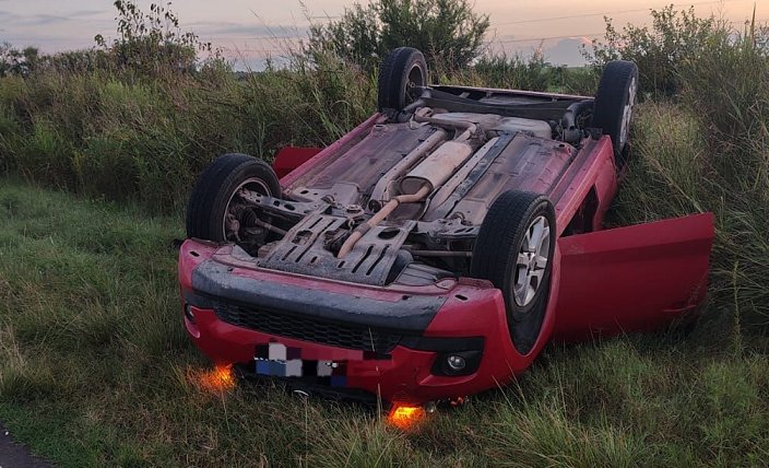 Intento esquivar un pozo y termin� volcando. 