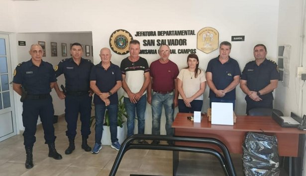 El municipio de General Campos entrego equipamiento para el m�vil policial de esa localidad.