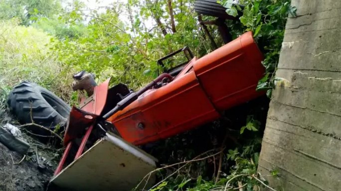 Un trabajador cay� con su tractor de un puente en ruta 12: sufri� grave traumatismo de cr�neo.