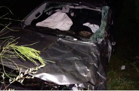 Camioneta chocó contra un guardarraíl y cayó debajo de un puente en Concordia.