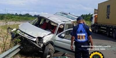 Veh�culo utilitario pis� la banquina, volc� y termin� apoyado sobre sus ruedas en el guardarrail.