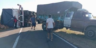 Un cami�n cargado con c�tricos volc� el acoplado en ruta 18.