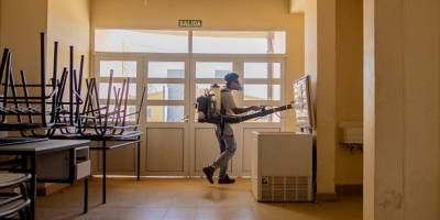 La municipalidad realiza un operativo de desinfecci�n en las escuelas.