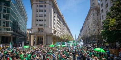 El Gobierno descontar� el d�a a los estatales que se adhieran al paro nacional contra la reforma laboral 