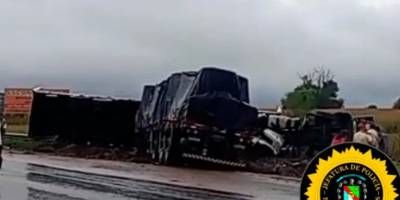 Fuerte choque entre dos camiones en la Autov�a 14 tras una maniobra de sobrepaso.