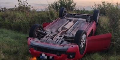 Intento esquivar un pozo y termin� volcando. 