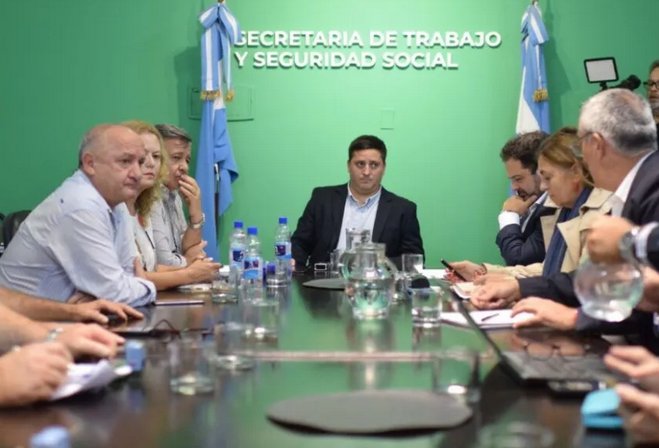 El gobierno y los gremios docentes se reunirán en audiencia de conciliación este lunes.