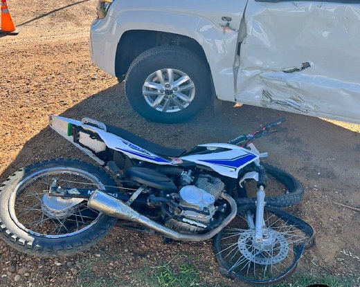 Un menor resultó con lesiones graves al chocar una moto con una camioneta.