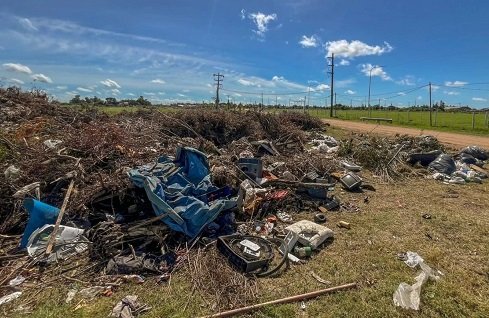 A varios dias de la tormenta las ramas y basura siguen acumuladas frente al predio del arroz.