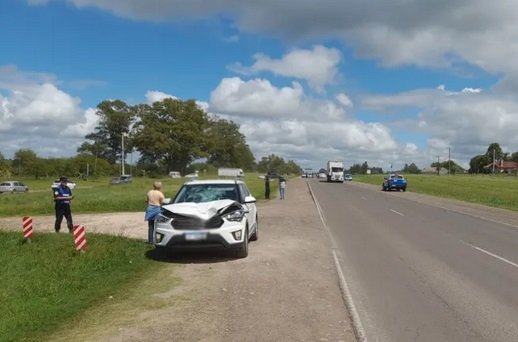 Una mujer fue colisionada por un auto y sufrio lesiones graves.