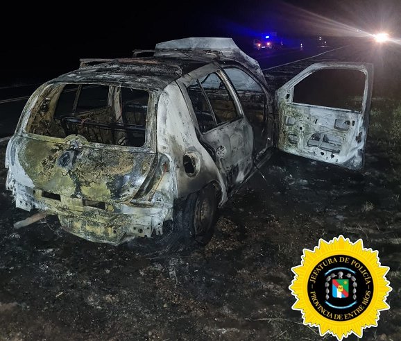 Un automóvil se incendió por completo en el acceso General Campos.