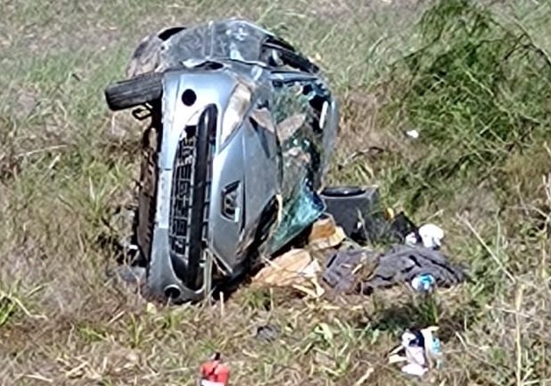 Una bebita perdió la vida al volcar el automóvil en el que viajaba.
