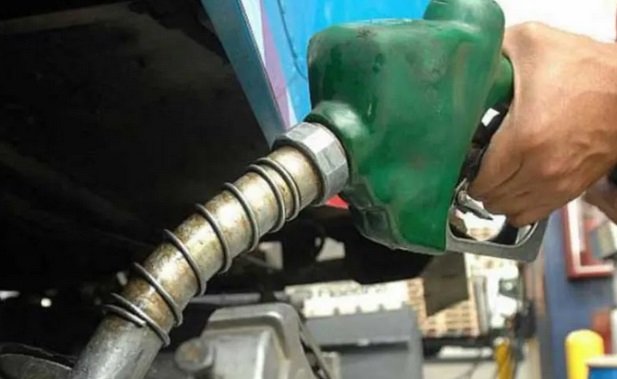 El precio de la nafta en la Argentina se ubica entre los tres más caros de la región.