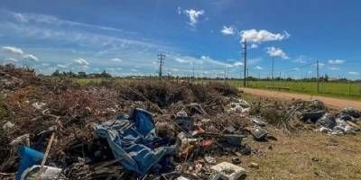 A varios dias de la tormenta las ramas y basura siguen acumuladas frente al predio del arroz.