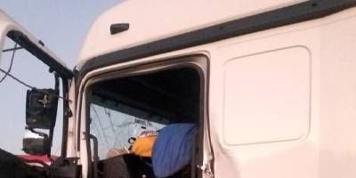 Chocaron dos camiones en la ruta 14, los bomberos rescataron a un conductor.