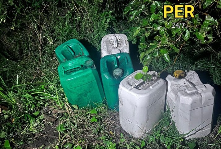 Estaban robando combustible y una batería, fueron visto por las cámaras de seguridad y huyeron a caballo.