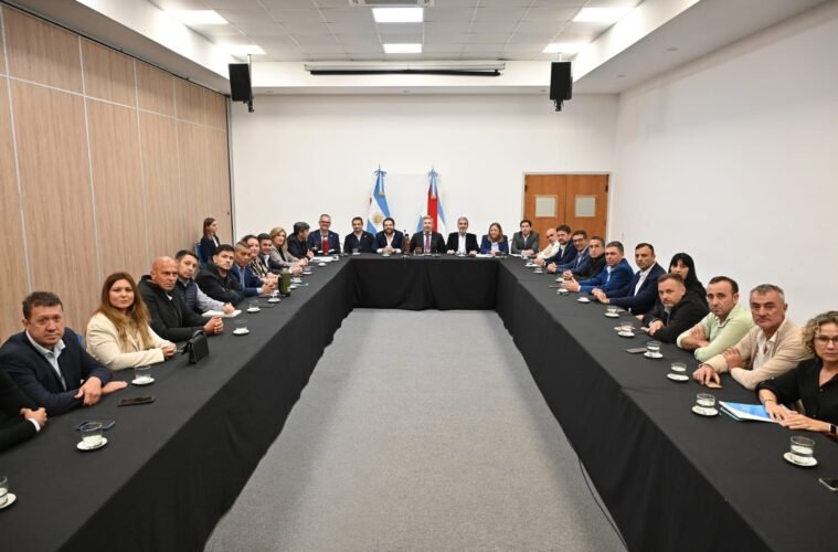 Los intendentes Justicialistas se reunieron con Frigerio por la fuerte caída de los recursos.