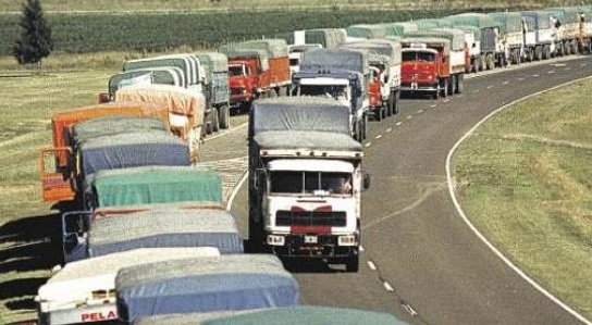 Transportistas de granos amenazan con paro nacional en reclamo por aumento de tarifas.
